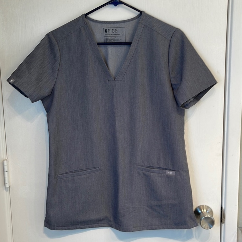 Women’s FIGS scrub top, size Small